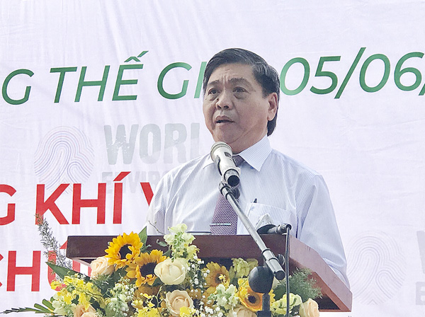 Ông Lê Tuấn Quốc, Phó Chủ tịch UBND tỉnh phát biểu tại lễ mit tinh.