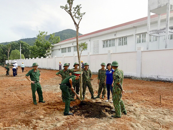Lực lượng vũ trang trồng cây xanh trên đường Phạm Văn Đồng (huyện Côn Đảo).