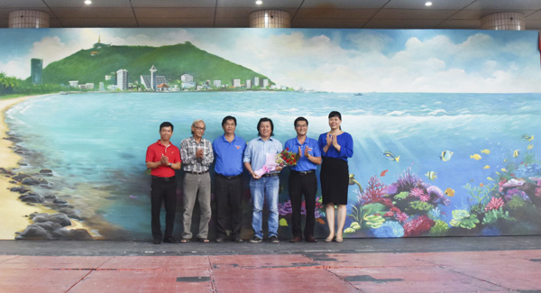 Bức tranh Biển Bãi Trước Vũng Tàu của họa sĩ Nông Cao Thanh có kích thước 3x8m được trưng bày tại sảnh Nhà Văn hóa Thanh niên tỉnh.