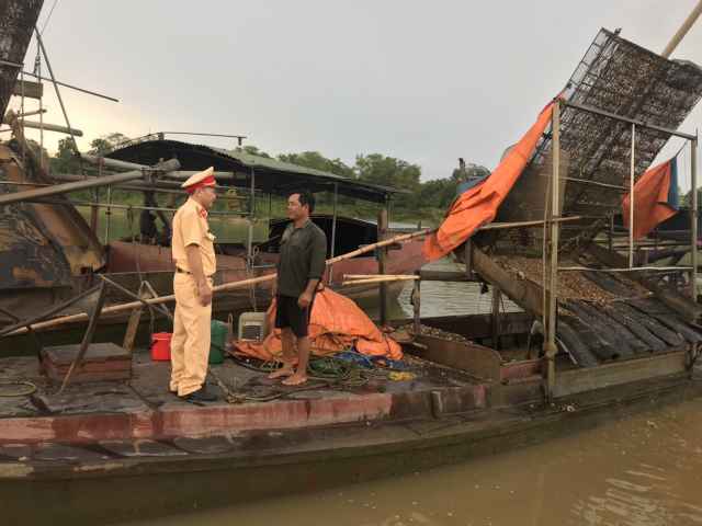 Cán bộ Đội Tuyên truyền - xử lý giao thông đường thủy xử lý 1 trường hợp khai thác cát trái phép