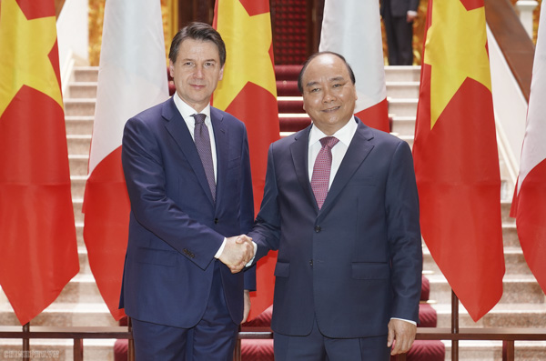 Thủ tướng Nguyễn Xuân Phúc và Thủ tướng Italia Giuseppe Conte.  Ảnh: QUANG HIẾU