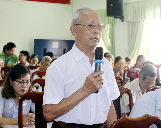 Cử tri Nguyễn Văn Thống (phường Thắng Nhì, TP.Vũng Tàu) phát biểu ý kiến tại buổi TXCT. Ảnh: KHÁNH CHI.