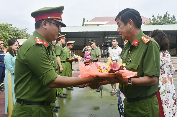 Đại tá Nguyễn Tấn Chí, Phó Giám đốc Công an tỉnh tặng hoa các đội tham gia hội thao.
