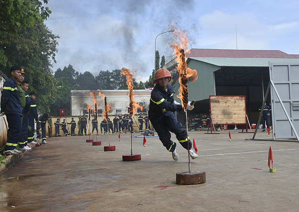 Vận động viên thực hiện phần thi vượt tường lửa.