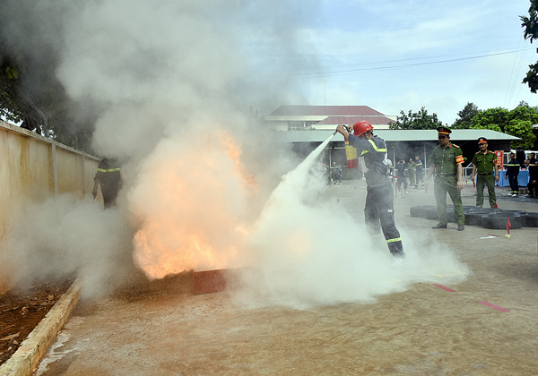 Vận động viên dùng bình cứu hỏa dập lửa.