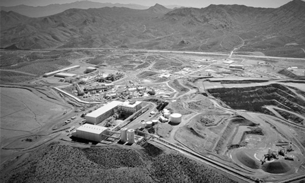 Mỏ khai thác đất hiếm Mountain Pass nhìn từ trên cao.