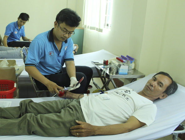 Công nhân, viên chức, người lao động tham gia hiến máu tình nguyện sáng 6/6.