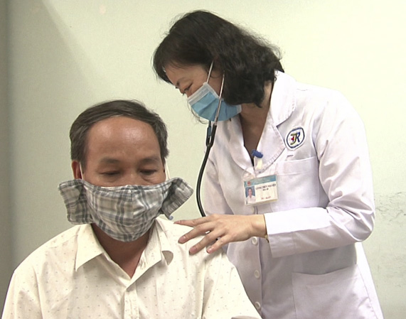 Bác sĩ Lương Thúy Nguyệt thăm khám cho bệnh nhân mắc bệnh hen tại Bệnh viện Bà Rịa.