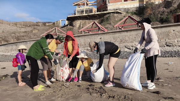 Các bạn trẻ tham gia nhặt rác tại bãi Sau, TP. Vũng Tàu.