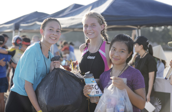 Người tham gia cuộc thi cùng nhau nhặt rác làm sạch môi trường. 