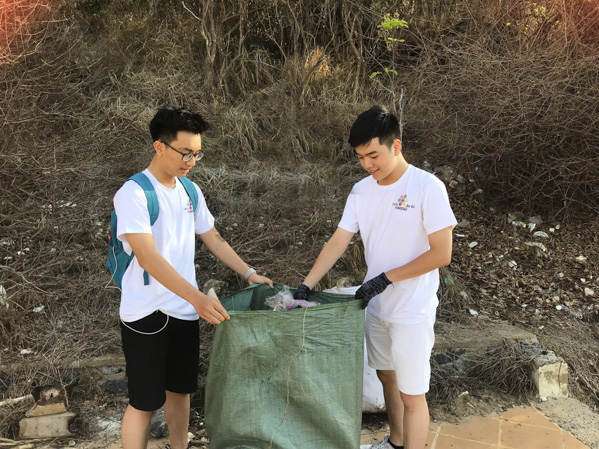 Nhóm bạn trẻ tham gia nhặt rác tại khu vực bãi Ô Quắn (TP. Vũng Tàu). Ảnh: MINH TÂM