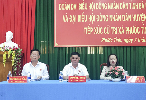 Tổ đại biểu số 5 HĐND tỉnh tiếp xúc cử tri xã Phước Tỉnh (huyện Long Điền). Ảnh: MINH THANH.