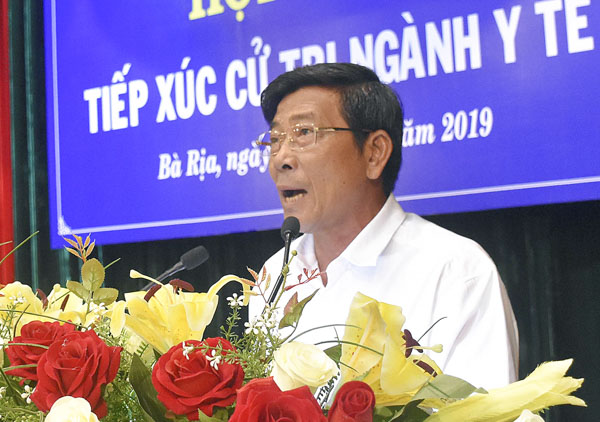 Bác sĩ Nguyễn Văn Thái, Phó Giám đốc Sở Y tế báo cáo thực trạng của ngành y tế.