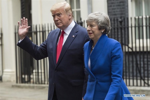 Tổng thống Mỹ D.Trump (trái) và Thủ tướng Anh Theresa May rời khỏi căn nhà số 10 phố Downing, ngày 4/6. (Ảnh: Xinhua)