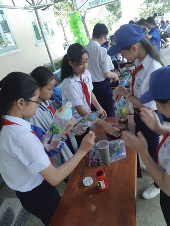 ĐVTN và HS Trường THCS Tân Hưng tham gia ngày hội tái chế sản phẩm.