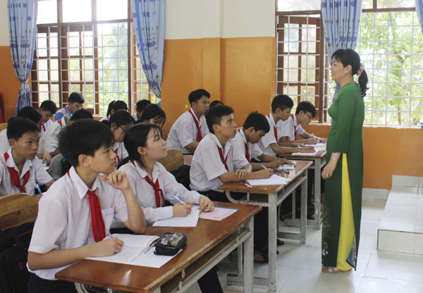 HS lớp 9 Trường THCS Nguyễn Thái Bình (TP.Vũng Tàu) ôn tập chuẩn bị cho kỳ thi tuyển sinh lớp 10. Ảnh: KHÁNH CHI