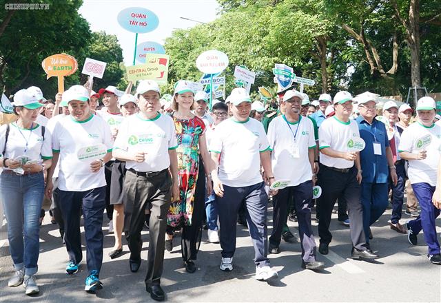 Thủ tướng và các đại biểu đi bộ đồng hành tại phố đi bộ khu vực Bờ hồ Hoàn Kiếm để cổ vũ, hưởng ứng phong trào chống rác thải nhựa. - Ảnh: VGP/Quang Hiếu