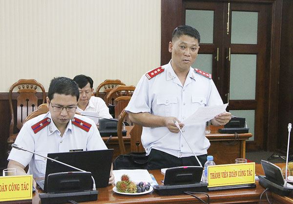 Ông Nguyễn Đức Việt, thành viên Đoàn thanh tra Bộ Nội vụ công bố quyết định thanh tra tại các sở, ban, ngành, địa phương trong tỉnh.