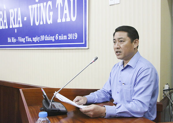 Ông Huỳnh Sơn Tuấn, Phó Giám đốc Sở Nội vụ báo cáo việc thực hiện các quy định của pháp luật về quản lý, tuyển dụng, nâng ngạch công chức… trong các cơ quan hành chính Nhà nước thuộc thẩm quyền quản lý của UBND tỉnh.