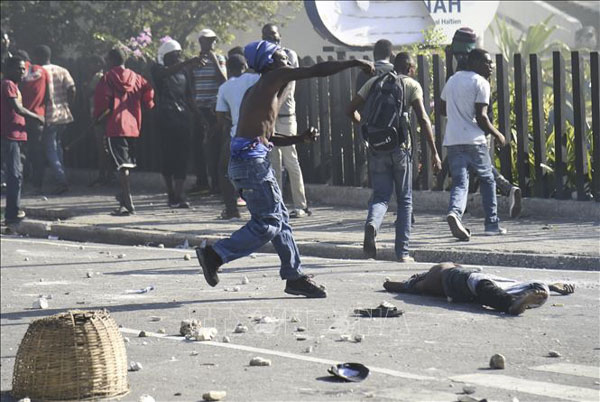 Người biểu tình phản đối Chính phủ xung đột với lực lượng an ninh Haiti ở thủ đô Port-au-Prince, ngày 13/2/2109. (Nguồn AFP)