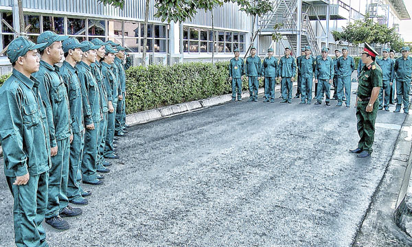 Một buổi huấn luyện cho Trung đội tự vệ Công ty TNHH Quốc tế All Wells Việt Nam (trụ sở tại xã Tóc Tiên, TX. Phú Mỹ).