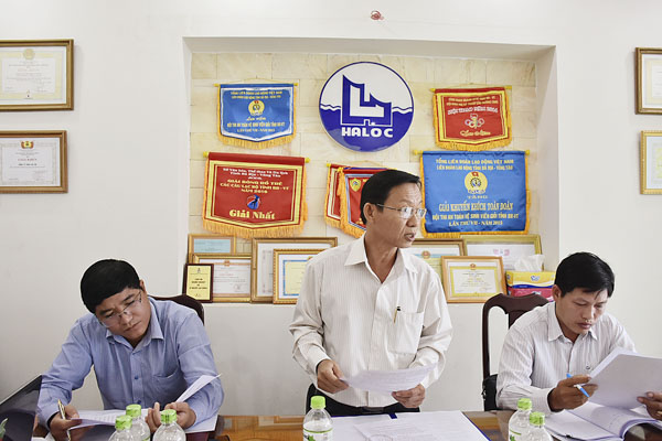 Ông Nguyễn Châu Trinh, Phó chủ tịch LĐLĐ tỉnh, Trưởng Đoàn Giám sát công bố quyết định giám sát và nội dung làm việc.