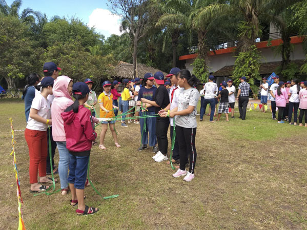 Các em tham gia trò chơi tại trại hè dành cho con CNVCLĐ năm 2019.