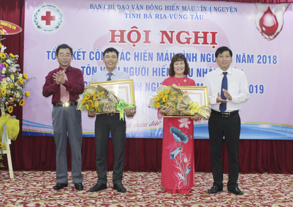 Ông Trần Văn Tuấn, Phó Chủ tịch UBND tỉnh (bìa phải) trao Bằng khen cho tập thể và cá nhân có thành tích xuất sắc trong công tác vận động hiến máu tình nguyện giai đoạn 2015-2017.