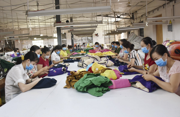 Người lao động Công ty TNHH May mặc Thăng Long trong giờ sản xuất.