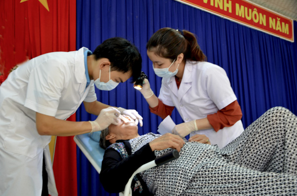 Các bác sĩ của Nha khoa Vạn Thành khám răng cho bệnh nhân nghèo tại phường Mỹ Xuân,  TX. Phú Mỹ.