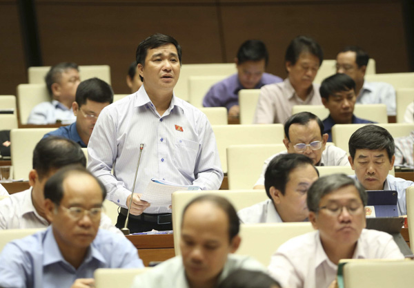 Đại biểu Dương Minh Tuấn (Bà Rịa - Vũng Tàu) phát biểu ý kiến về dự án Luật Xuất, nhập cảnh của công dân Việt Nam. Ảnh: DOÃN TẤN 