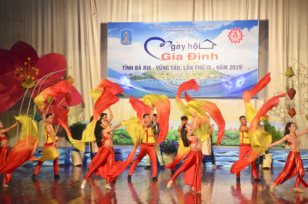 Đoàn Ca múa nhạc tỉnh biểu diễn tiết mục “Hát với biển Vũng Tàu” chào mừng Ngày hội Gia đình văn hóa tiêu biểu BR-VT lần thứ IX, năm 2019. 