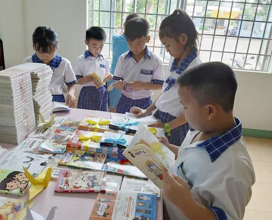 Các em học sinh xã Xà Bang, huyện Châu Đức tham gia đọc sách tại “Ngày hội đọc sách tuổi thơ”.
