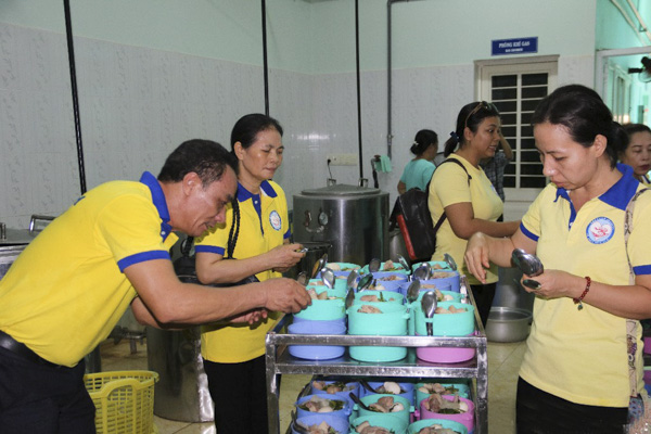 Các phật tử chùa Thiên Long và từ thiện Nhất Tâm Charity chuẩn bị các phần cơm để phát cho bệnh nhân tại Bệnh viện Tâm thần tỉnh.