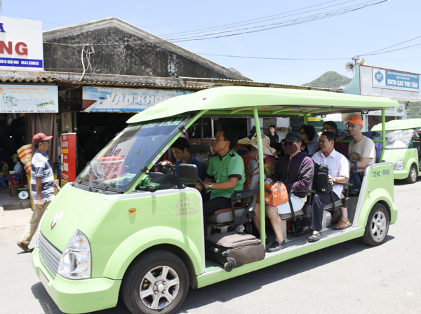 Xe điện của DNTN Gas Thu Tâm đón khách từ cảng Bến Đầm về trung tâm Côn Đảo. 