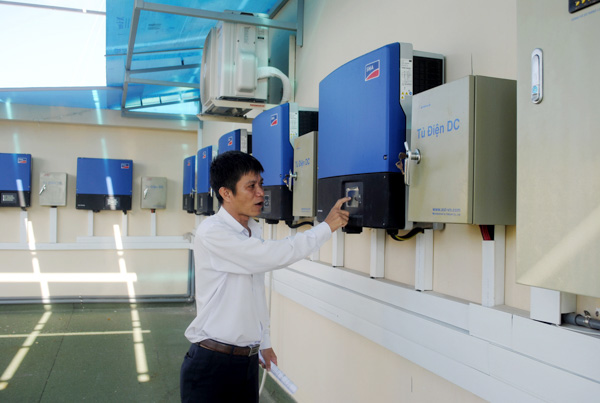 Nhân viên Công ty Điện lực BR-VT kiểm tra chỉ số điện sản sinh ra từ nguồn pin năng lượng mặt trời áp mái tại Công ty Điện lực BR-VT.