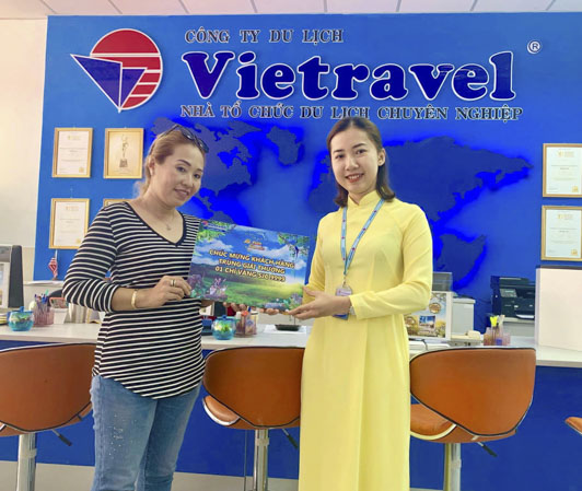 Đại diện Công ty du lịch Vietravel Chi nhánh Vũng Tàu trao giải thưởng 1 chỉ vàng 9999 cho du khách Nguyễn Thị Mỹ Linh (xã An Ngãi, huyện Long Điền) trong chương trình khuyến mãi hè dành riêng cho du khách tại BR-VT. Vị khách này đăng ký tour Dubai ngày 29/5 của Vietravel. 