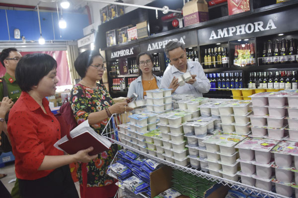 Đoàn kiểm tra liên ngành An toàn thực phẩm Trung ương kiểm tra việc chấp hành các quy định về ATVSTP tại Cửa hàng tự chọn Phước Trung, TP.Bà Rịa.
