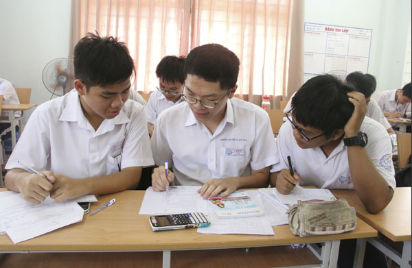 Em Lê Quang Đạt (ngồi giữa), HS lớp 12 chuyên Lý, Trường THPT Chuyên Lê Quý Đôn xuất sắc giành học bổng 9 trường ĐH của Mỹ. 