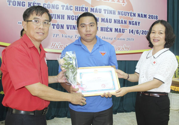 Bà Hà Thị Việt Bắc, Phó Chủ tịch Hội CTĐ tỉnh (bên phải) trao Giấy khen của UBND TP.Vũng Tàu cho các cá nhân tiêu biểu trong phong trào hiến máu tình nguyện năm 2018.