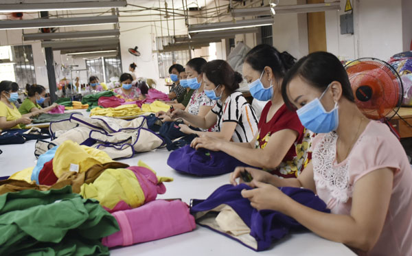 Lao động nữ Công ty TNHH May mặc Thăng Long, TP.Vũng Tàu trong giờ sản xuất.