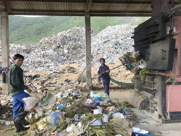 Lò đốt rác ở huyện Côn Đảo hiện chỉ đốt được 5 tấn/ngày nên lượng rác thải phát sinh trên địa bàn chưa được xử lý ngày một nhiều thêm. 