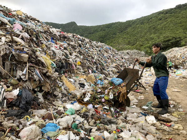 Bãi rác ở suối Nhật Bổn đã quá tải, không những gây mùi hôi mà còn có nguy cơ gây ô nhiễm nguồn nước.