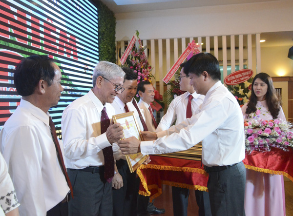 Ông Trần Văn Tuấn trao Bằng khen của UBND tỉnh cho các tập thể có thành tích xuất sắc trong 20 năm củng cố và phát triển công ty.
