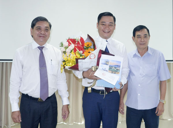 Ông Lê Tuấn Quốc, Phó Chủ tịch UBND tỉnh (thứ nhất, bên trái) trao Quyết định của UBND tỉnh cho ông Phạm Quang Nhật (giữa).