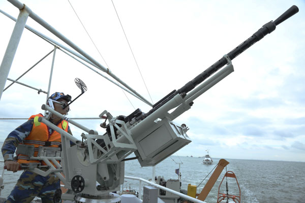 Cán bộ, chiến sĩ tàu CSB 4031 thực hành bắn súng 14,5 ly trên biển.