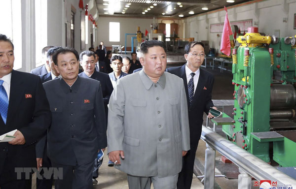 Nhà lãnh đạo Triều Tiên Kim Jong-un (giữa) thị sát Nhà máy Máy kéo Tổng hợp Kanggye ở tỉnh Jagang, Triều Tiên. (Nguồn KCNA)
