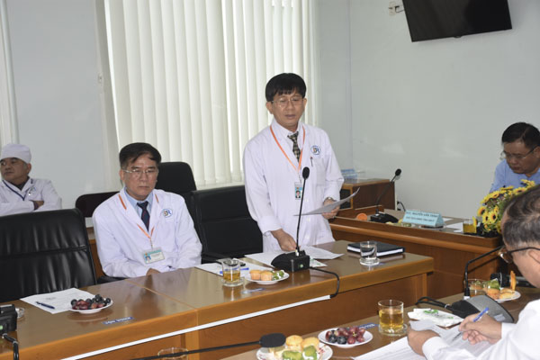 Bác sĩ Nguyễn Văn Hương, Giám đốc Bệnh viện Bà Rịa báo cáo tình hình hoạt động của bệnh viện. 