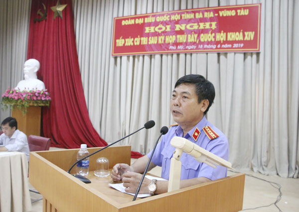 Đại biểu Phạm Đình Cúc, Phó Viện trưởng Viện KSND tỉnh thông báo đến cử tri kết quả Kỳ họp thứ 7, Quốc hội khóa XIV. 