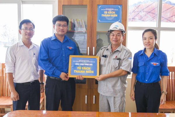 Anh Minh Thuận trao tủ sách cho trạm Quản lý luồng hàng hải Phú Mỹ.  